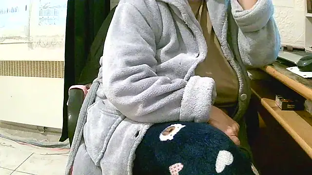 Snapshot of douceur63 chatting on 12-01-25, 11:48 douceur63 online show from 12-01-25, 11:48