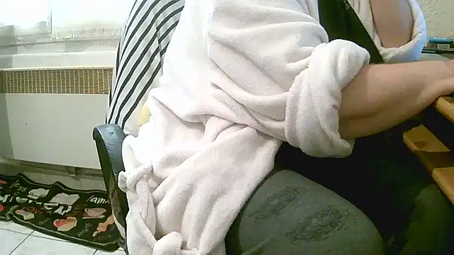 Snapshot of douceur63 chatting on 04-05-26, 10:34 douceur63 online show from 04-05-26, 10:34