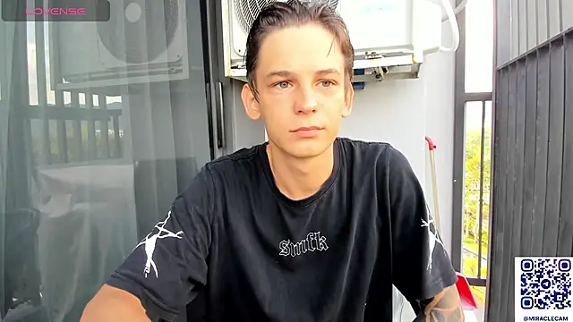 Snapshot of MiracleCam chatting on 10-15-25, 12:00 MiracleCam online show from 10-15-25, 12:00