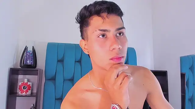 Snapshot of AlanNaughty chatting on 01-06-25, 12:05 AlanNaughty online show from 01-06-25, 12:05