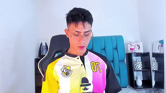 Snapshot of AlanNaughty chatting on 01-29-25, 08:46 AlanNaughty online show from 01-29-25, 08:46