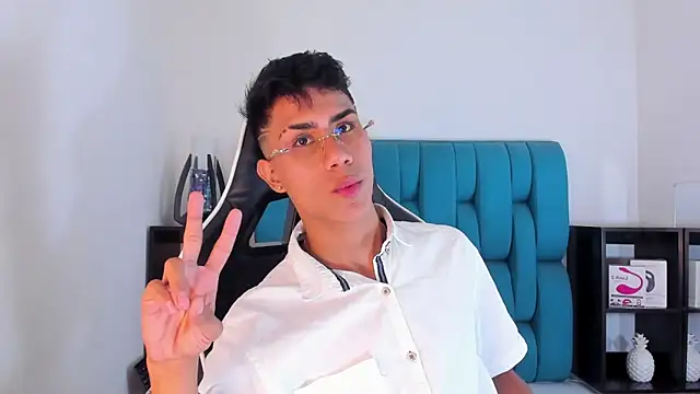 Snapshot of AlanNaughty chatting on 02-05-25, 08:57 AlanNaughty online show from 02-05-25, 08:57