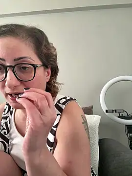 Snapshot of bisexyelizz chatting on 03-23-25, 07:09 bisexyelizz online show from 03-23-25, 07:09