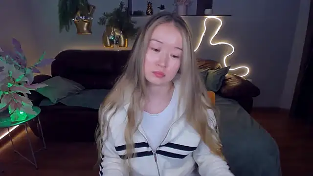 Snapshot of PollyOcean chatting on 03-05-25, 02:01 PollyOcean online show from 03-05-25, 02:01