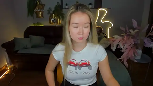 Snapshot of PollyOcean chatting on 10-23-25, 11:31 PollyOcean online show from 10-23-25, 11:31