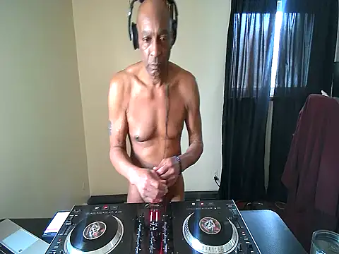 longdick4you8686 online show from 02-28-25, 08:07