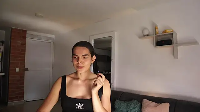 Snapshot of _Vahos_ chatting on 10-23-25, 05:33 Vahos online show from 10-23-25, 05:33