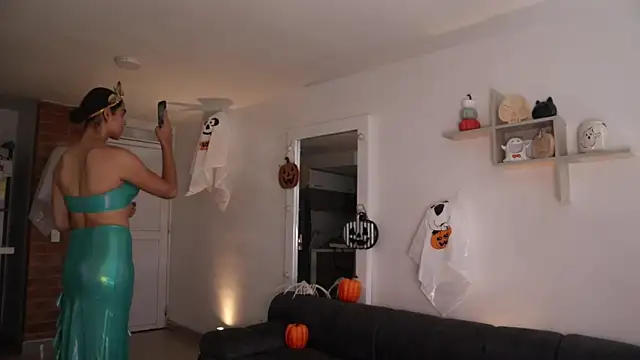 Snapshot of _Vahos_ chatting on 10-30-25, 05:13 Vahos online show from 10-30-25, 05:13