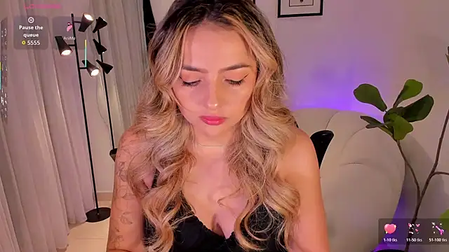 Snapshot of AmyWood chatting on 02-14-26, 02:03 AmyWood online show from 02-14-26, 02:03