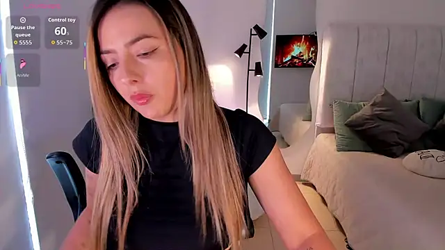 Snapshot of AmyWood chatting on 05-15-26, 02:46 AmyWood online show from 05-15-26, 02:46