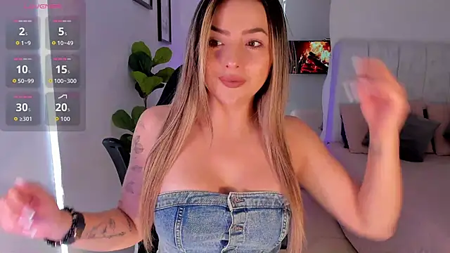 Snapshot of AmyWood chatting on 06-16-26, 03:14 AmyWood online show from 06-16-26, 03:14