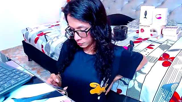 Snapshot of DaslyRoze chatting on 03-19-25, 12:48 DaslyRoze online show from 03-19-25, 12:48