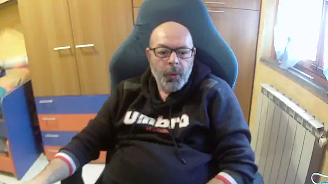 Snapshot of Tango128 chatting on 12-15-25, 09:13 Tango128 online show from 12-15-25, 09:13