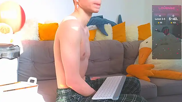 Snapshot of LandelRay chatting on 02-07-26, 09:02 LandelRay online show from 02-07-26, 09:02