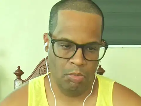 Snapshot of thesugar32 chatting on 05-09-26, 12:32 thesugar32 online show from 05-09-26, 12:32