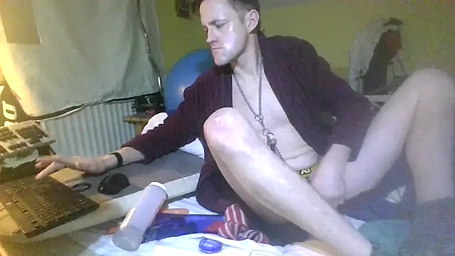 Snapshot of londonfuckwhore chatting on 01-31-25, 04:25 londonfuckwhore online show from 01-31-25, 04:25