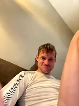 Snapshot of londonfuckwhore chatting on 10-27-25, 04:05 londonfuckwhore online show from 10-27-25, 04:05