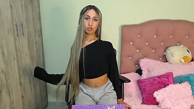 Snapshot of camy_doll chatting on 12-05-24, 01:36 camy doll online show from 12-05-24, 01:36