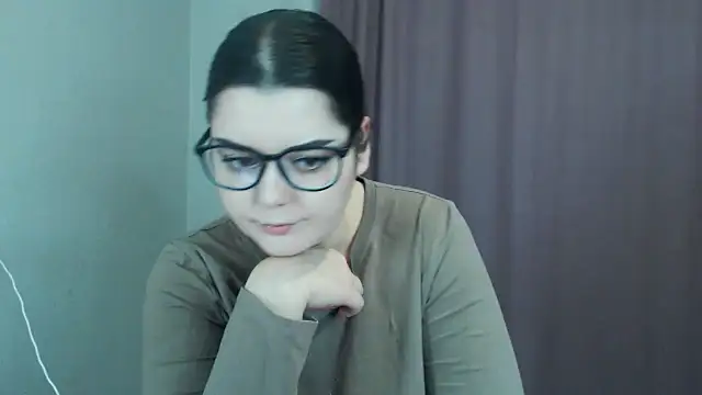 Snapshot of ohhhMie chatting on 12-18-24, 03:11 ohhhMie online show from 12-18-24, 03:11