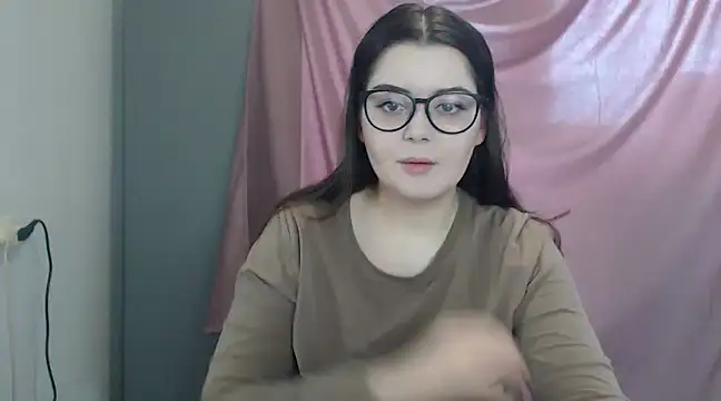 Snapshot of ohhhMie chatting on 02-15-25, 07:49 ohhhMie online show from 02-15-25, 07:49