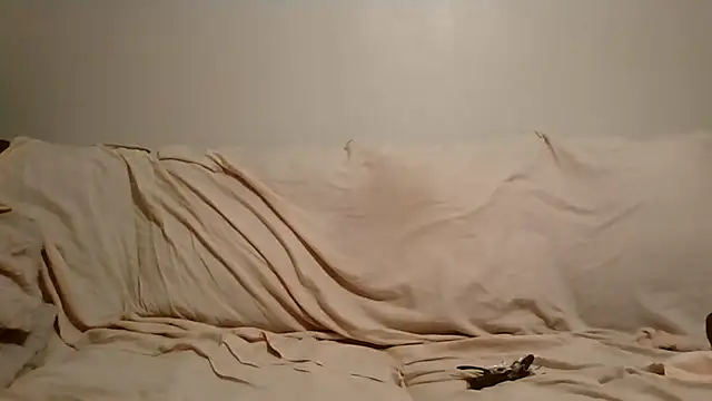 Snapshot of beautylovess chatting on 06-18-26, 04:44 beautylovess online show from 06-18-26, 04:44