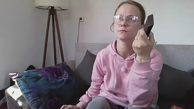 Snapshot of little-leni chatting on 04-01-26, 10:38 little-leni online show from 04-01-26, 10:38
