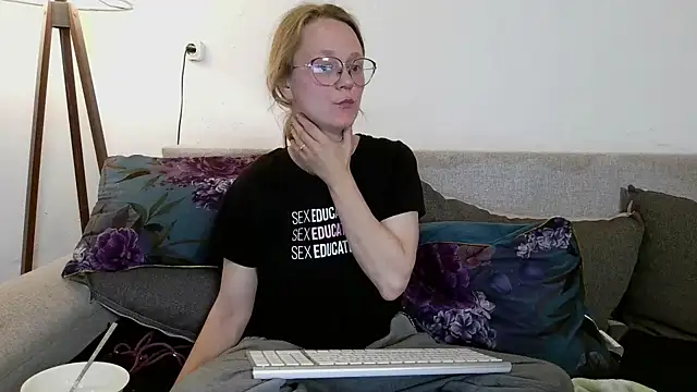 Snapshot of little-leni chatting on 04-10-26, 08:35 little-leni online show from 04-10-26, 08:35