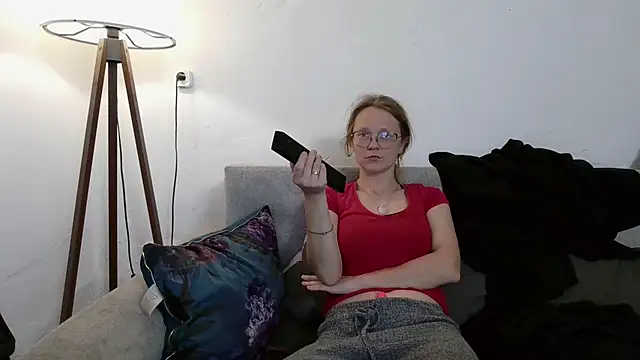 Snapshot of little-leni chatting on 04-24-26, 08:33 little-leni online show from 04-24-26, 08:33