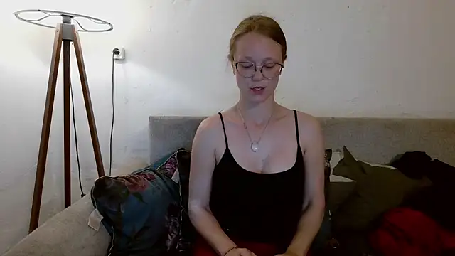 Snapshot of little-leni chatting on 04-25-26, 08:06 little-leni online show from 04-25-26, 08:06