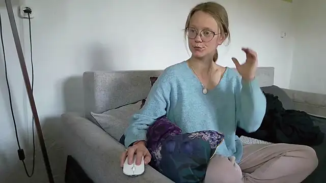 Snapshot of little-leni chatting on 04-28-26, 07:02 little-leni online show from 04-28-26, 07:02