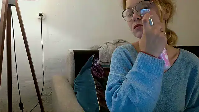 Snapshot of little-leni chatting on 05-30-26, 08:06 little-leni online show from 05-30-26, 08:06