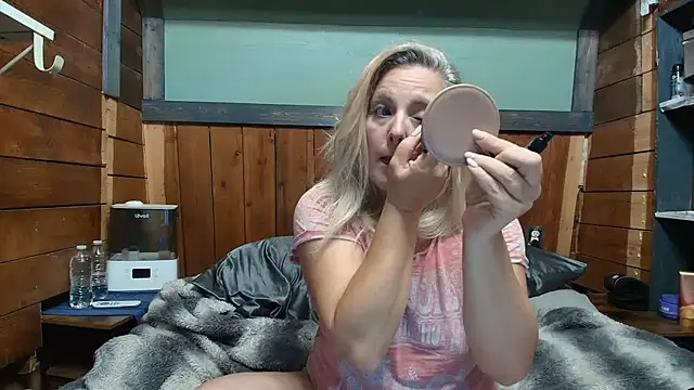 Snapshot of lisaxlovexxx chatting on 05-18-26, 01:02 lisaxlovexxx online show from 05-18-26, 01:02