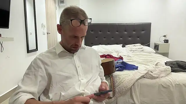 Snapshot of CamCrestXXX chatting on 12-13-24, 04:33 CamCrestXXX online show from 12-13-24, 04:33