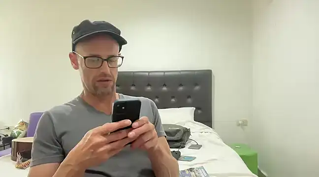 Snapshot of CamCrestXXX chatting on 12-20-24, 06:40 CamCrestXXX online show from 12-20-24, 06:40