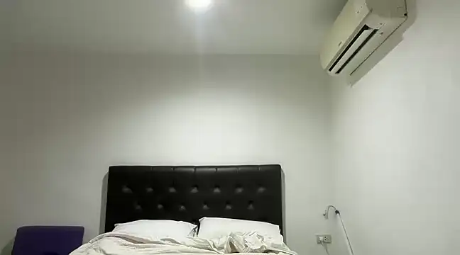 Snapshot of CamCrestXXX chatting on 01-02-25, 06:18 CamCrestXXX online show from 01-02-25, 06:18