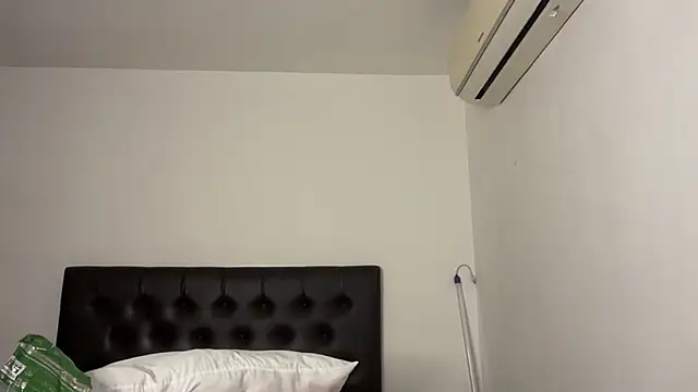 Snapshot of CamCrestXXX chatting on 01-29-25, 09:44 CamCrestXXX online show from 01-29-25, 09:44