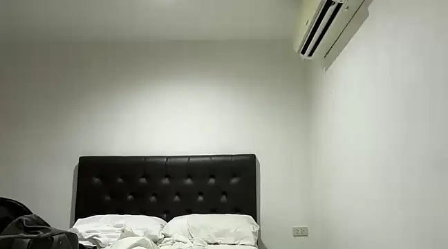 Snapshot of CamCrestXXX chatting on 03-22-25, 11:21 CamCrestXXX online show from 03-22-25, 11:21