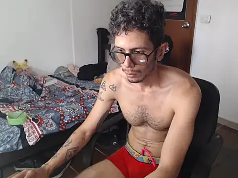 Snapshot of alisterxxx chatting on 07-08-26, 02:43 alisterxxx online show from 07-08-26, 02:43