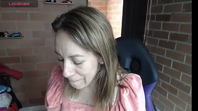 Snapshot of cristin_doll_ chatting on 04-24-26, 03:03 cristin doll online show from 04-24-26, 03:03