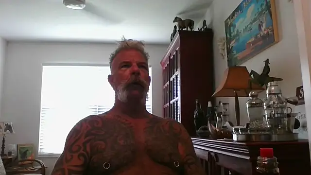 Snapshot of njdbear chatting on 09-30-25, 04:01 njdbear online show from 09-30-25, 04:01