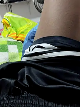 Snapshot of Jheronn28 chatting on 10-15-25, 01:06 Jheronn28 online show from 10-15-25, 01:06