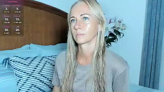 Snapshot of Christine_35 chatting on 06-10-26, 10:47 Christine 35 online show from 06-10-26, 10:47