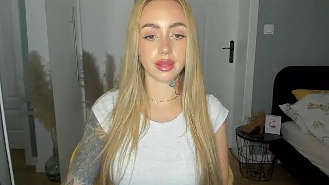 Snapshot of sexyCoralie chatting on 06-11-26, 01:53 sexyCoralie online show from 06-11-26, 01:53