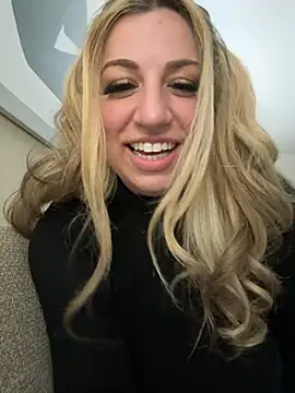 Snapshot of miamellycious chatting on 01-23-25, 08:36 miamellycious online show from 01-23-25, 08:36