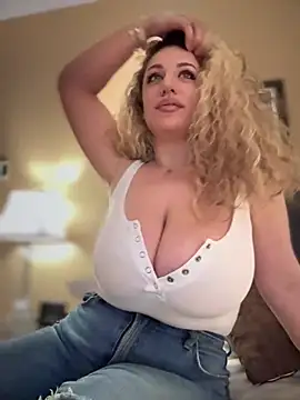 Snapshot of miamellycious chatting on 02-26-25, 01:32 miamellycious online show from 02-26-25, 01:32