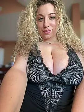 Snapshot of miamellycious chatting on 03-19-25, 06:23 miamellycious online show from 03-19-25, 06:23