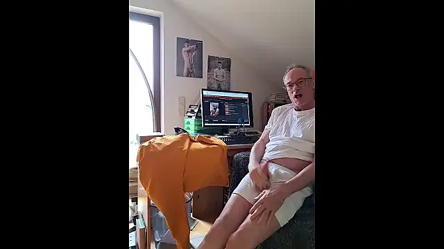 Snapshot of BerndisCam chatting on 09-25-25, 11:14 BerndisCam online show from 09-25-25, 11:14