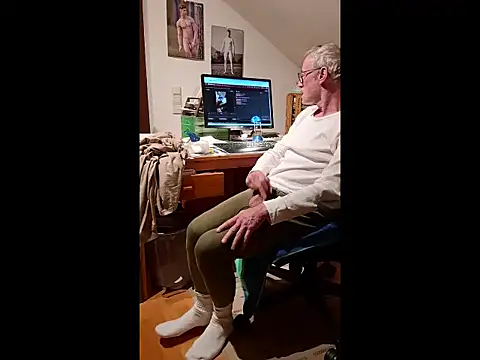 Snapshot of BerndisCam chatting on 12-17-25, 04:02 BerndisCam online show from 12-17-25, 04:02