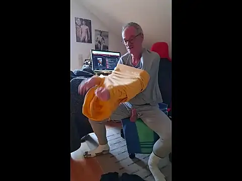 Snapshot of BerndisCam chatting on 01-14-26, 01:28 BerndisCam online show from 01-14-26, 01:28