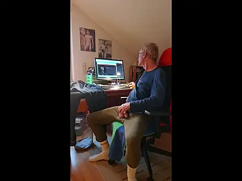 Snapshot of BerndisCam chatting on 01-19-26, 02:10 BerndisCam online show from 01-19-26, 02:10